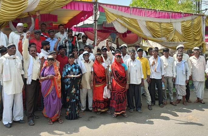 Black Gudi erected by project affected farmers in Amravati | अमरावतीत प्रकल्पग्रस्त शेतकऱ्यांनी उभारली काळी गुढी Black Gudi erected by project affected farmers in Amravati | अमरावतीत प्रकल्पग्रस्त शेतकऱ्यांनी उभारली काळी गुढी