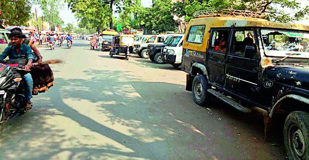 Out-of-town parking | शहरात प्रवासी वाहनांचे नियमबाह्य पार्किंग