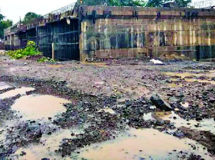 Pool halfway; Highway closed for three days | पूल अर्धवट; तीन दिवसांपासून महामार्ग बंद Pool halfway; Highway closed for three days | पूल अर्धवट; तीन दिवसांपासून महामार्ग बंद