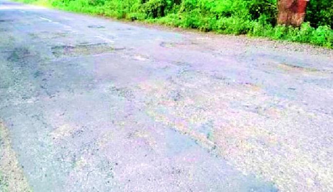 Sifting of Amravati road due to potholes | अमरावती मार्गाची खड्ड्यांमुळे चाळण Sifting of Amravati road due to potholes | अमरावती मार्गाची खड्ड्यांमुळे चाळण