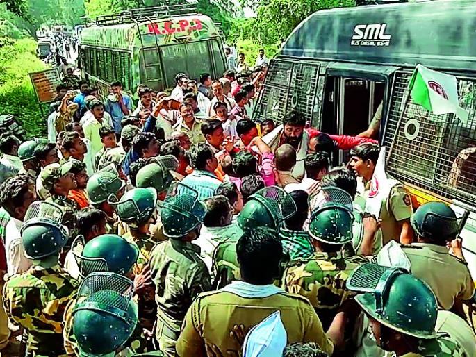 Agitation of farmers in Dapori | दापोरी येथे शेतकºयांचा चक्काजाम Agitation of farmers in Dapori | दापोरी येथे शेतकºयांचा चक्काजाम