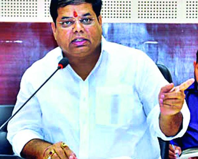 FIRs are lodged with the bank manager after deducting a loan | कर्ज कपात केल्यास बँक व्यवस्थापकावर एफआयआर FIRs are lodged with the bank manager after deducting a loan | कर्ज कपात केल्यास बँक व्यवस्थापकावर एफआयआर