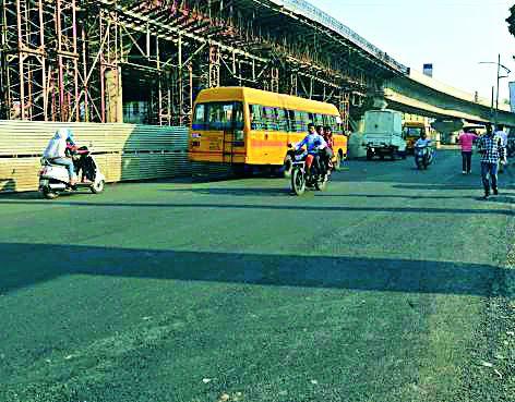 Due to the obstruction of the tarpaulin, Rajapeth is dust-free | डांबरीकरणामुळे राजापेठ धूलिकणमुक्त