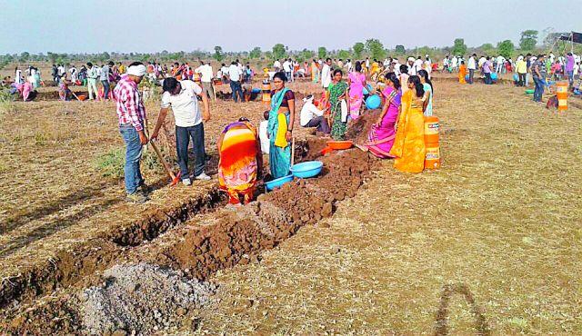 Administration for the watery village | पाणीदार गावासाठी प्रशासन सरसावले