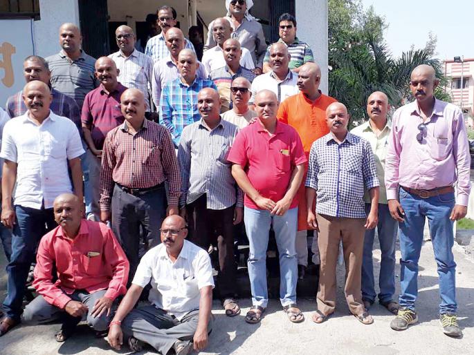 Group promotion of ZP employees for promotions | पदोन्नतीसाठी झेडपी कर्मचाºयांचे सामूहिक मुंडन Group promotion of ZP employees for promotions | पदोन्नतीसाठी झेडपी कर्मचाºयांचे सामूहिक मुंडन