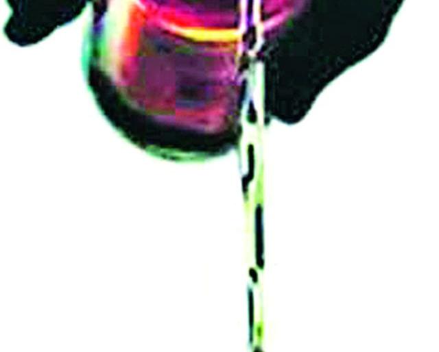 Impress illegal women by shielding women | महिलांना ढाल करून अवैध दारूविक्री