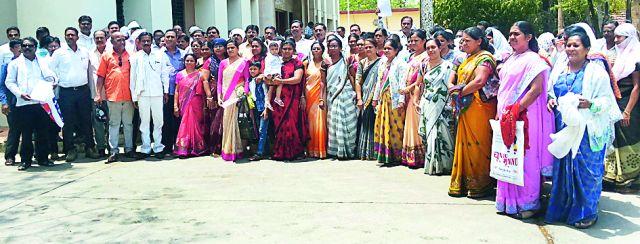 Irregularities in online transfers | आॅनलाईन बदल्यांमध्ये अनियमितता Irregularities in online transfers | आॅनलाईन बदल्यांमध्ये अनियमितता