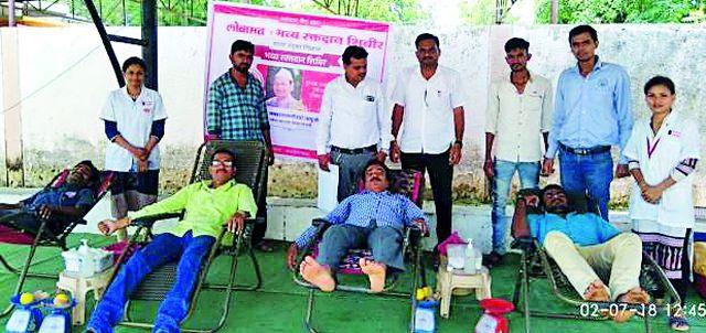 Babuji honored with blood donation | रक्तदानाने बाबूजींना आदरांजली Babuji honored with blood donation | रक्तदानाने बाबूजींना आदरांजली