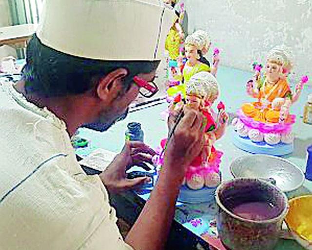 The idol of Laxmi, who has been criminalized by the crime | गुन्हेगारी हाताने साकारल्या लक्ष्मीच्या मूर्त्या The idol of Laxmi, who has been criminalized by the crime | गुन्हेगारी हाताने साकारल्या लक्ष्मीच्या मूर्त्या