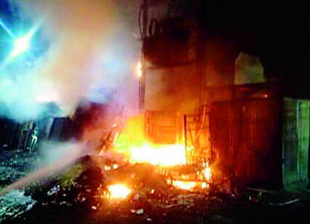 Fire broke out at three shops in the blaze | आगीत तीन दुकाने जळून खाक Fire broke out at three shops in the blaze | आगीत तीन दुकाने जळून खाक