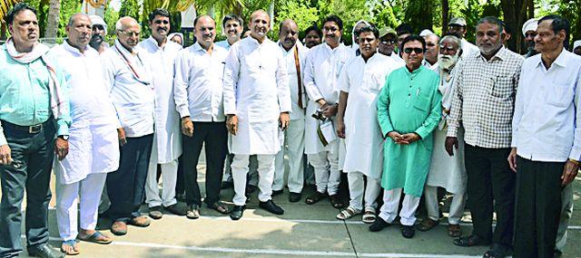 40 withdrawal of applications for candidature, two filed | ४० उमेदवारी अर्जांची उचल, दोन दाखल
