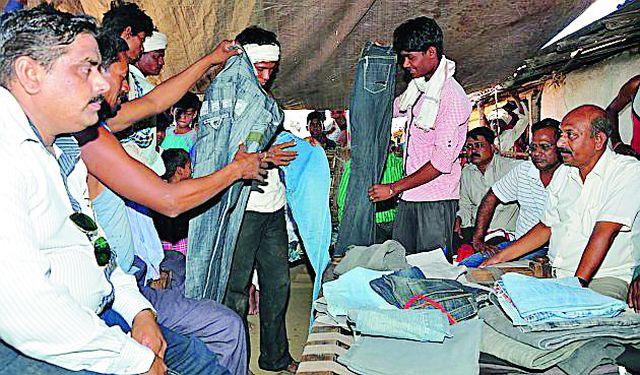 Tribal brothers in Melghat by 'Aadhaar' | ‘आधार’द्वारा मेळघाटातील आदिवासी बांधवांना मायेची पाखर