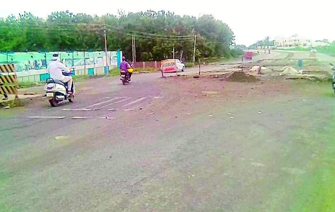 Dangerous turn right on the flight ramp | उड्डाणपुलाच्या उतारावरच धोकादायक वळण Dangerous turn right on the flight ramp | उड्डाणपुलाच्या उतारावरच धोकादायक वळण