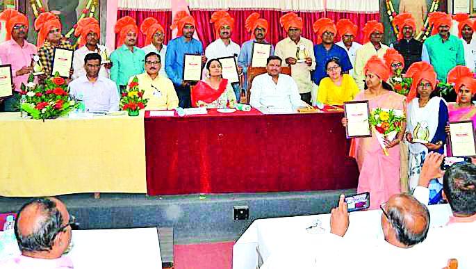 26 Gramsevak Awarded by the awards | २६ ग्रामसेवक आदर्श पुरस्काराने सन्मानित 26 Gramsevak Awarded by the awards | २६ ग्रामसेवक आदर्श पुरस्काराने सन्मानित
