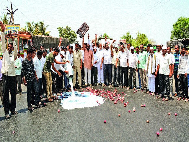 Stop the farmers' route in the neighborhood | सटाण्यात शेतकऱ्यांचा रास्ता रोको Stop the farmers' route in the neighborhood | सटाण्यात शेतकऱ्यांचा रास्ता रोको