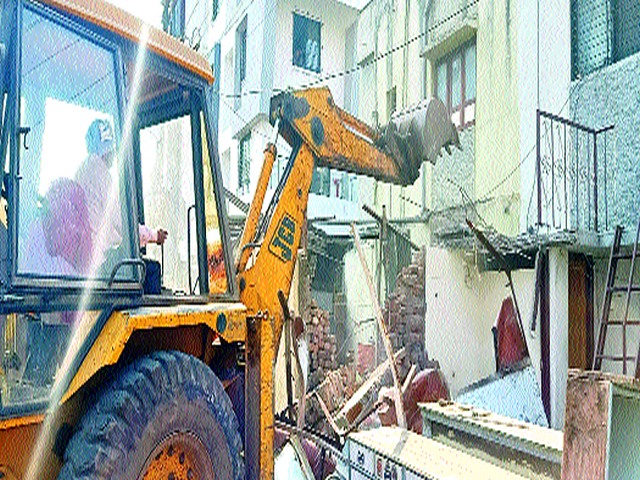 Encroachment | अतिक्रमित बांधकाम जमीनदोस्त Encroachment | अतिक्रमित बांधकाम जमीनदोस्त