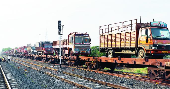 28 trucks for spare parts, pharma and perfume in Solapur | स्पेअर पार्ट, फार्मा अन् परफ्यूमसाठी लागणारा २८ ट्रक माल सोलापुरात 28 trucks for spare parts, pharma and perfume in Solapur | स्पेअर पार्ट, फार्मा अन् परफ्यूमसाठी लागणारा २८ ट्रक माल सोलापुरात
