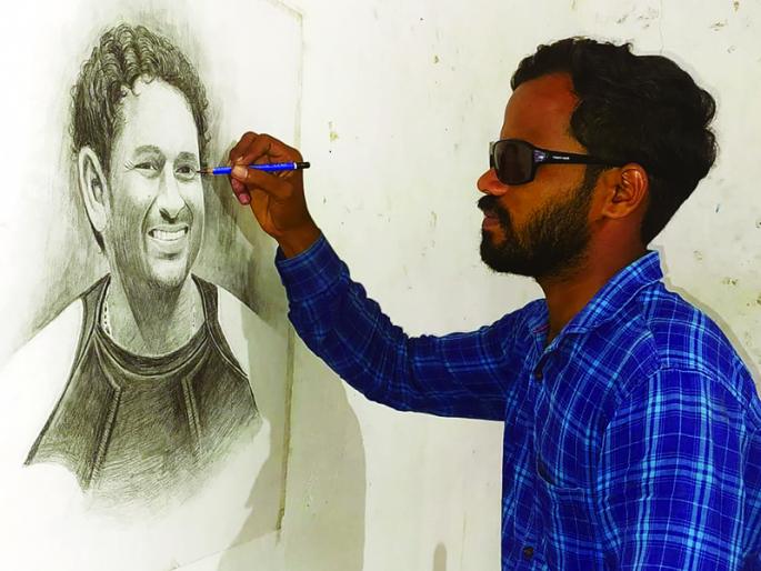 Jamgaon's blind artist overcomes paralysis; The walls of the houses are painted | जामगावच्या दृष्टीहीन कलाकाराची दिव्यांगावर मात; घरांच्या भिंती चित्रांनी केल्या बोलक्या Jamgaon's blind artist overcomes paralysis; The walls of the houses are painted | जामगावच्या दृष्टीहीन कलाकाराची दिव्यांगावर मात; घरांच्या भिंती चित्रांनी केल्या बोलक्या