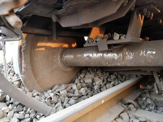 Two coaches of a railway carriage house were found near Harda-Itarsi | हरदा-इटारसीजवळ रेल्वेच्या मालगाडीचे दोन डबे घरसले Two coaches of a railway carriage house were found near Harda-Itarsi | हरदा-इटारसीजवळ रेल्वेच्या मालगाडीचे दोन डबे घरसले