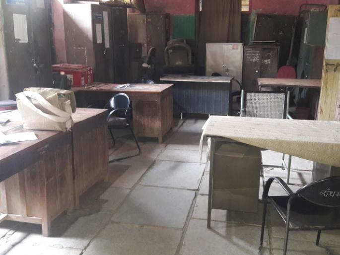 Late in the office; Salary reduction of employees | कार्यालयात उशीर; कर्मचाऱ्यांचे वेतन कपात Late in the office; Salary reduction of employees | कार्यालयात उशीर; कर्मचाऱ्यांचे वेतन कपात