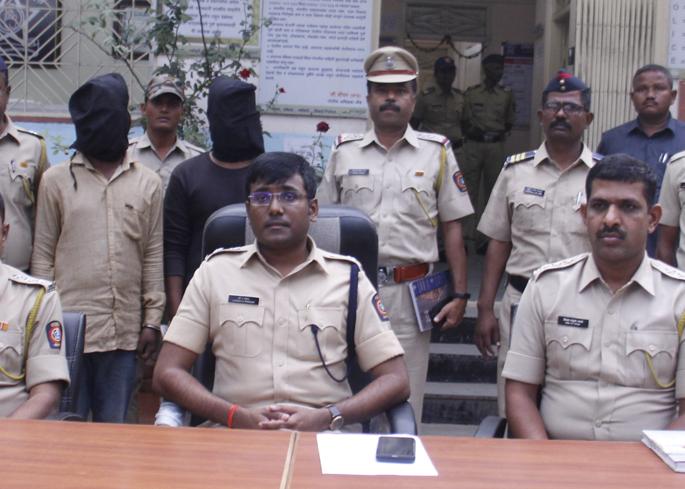 Police arrest two suspected thieves | दोन अट्टल चोरट्यांना पोलिसांनी केले जेरबंद Police arrest two suspected thieves | दोन अट्टल चोरट्यांना पोलिसांनी केले जेरबंद