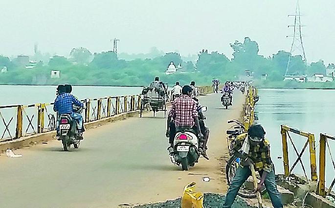 Life-threatening journey on the small bridge | लहान पुलावर जीवघेणा प्रवास Life-threatening journey on the small bridge | लहान पुलावर जीवघेणा प्रवास