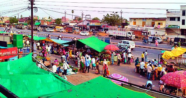 Weekly market on the highway is dangerous | महामार्गावरील आठवडी बाजार धोकादायक Weekly market on the highway is dangerous | महामार्गावरील आठवडी बाजार धोकादायक