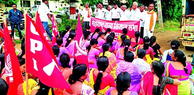 The Mohadi movement of 'AITUC' against the central government | केंद्र सरकारविरोधात ‘आयटक’चे मोहाडीत आंदोलन The Mohadi movement of 'AITUC' against the central government | केंद्र सरकारविरोधात ‘आयटक’चे मोहाडीत आंदोलन