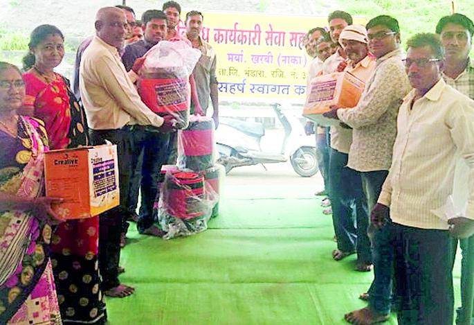 Farmers respect at Kharabi | खरबी येथे शेतकऱ्यांचा सत्कार Farmers respect at Kharabi | खरबी येथे शेतकऱ्यांचा सत्कार