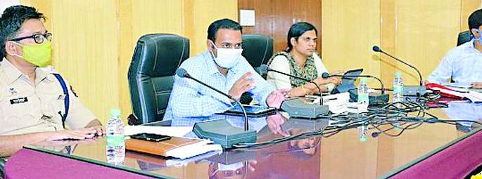 Those stranded in a foreign country should contact | परराज्यात अडकलेल्यांनी संपर्क साधावा Those stranded in a foreign country should contact | परराज्यात अडकलेल्यांनी संपर्क साधावा