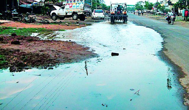 Nalla Tumblia; Water on Virali-Lakhandur road | नाल्या तुंबल्या; विरली-लाखांदूर मार्गावर पाणी