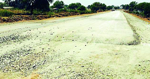 Thirsty cement road of highway | महामार्गाचा सिमेंट रस्ता तहानलेला