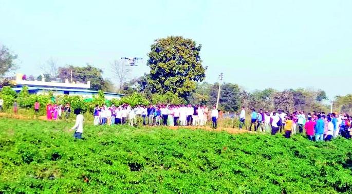 Farmer's abandonment idea; Pesticide spraying by drone | शेतकऱ्याची भन्नाट आयडिया; ड्रोनद्वारे कीटकनाशक फवारणी