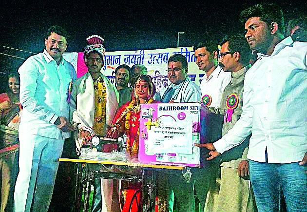 Farmer's daughter collective marriage is the need of the hour | शेतकरी कन्या सामूहिक विवाह काळाची गरज Farmer's daughter collective marriage is the need of the hour | शेतकरी कन्या सामूहिक विवाह काळाची गरज