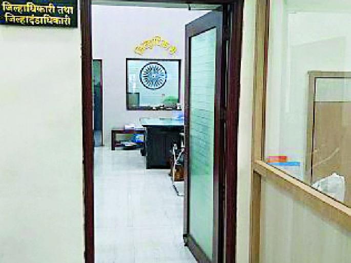 Always open the Collector's office to the citizens | जिल्हाधिकाऱ्यांचा कक्ष नागरिकांसाठी सदैव उघडा Always open the Collector's office to the citizens | जिल्हाधिकाऱ्यांचा कक्ष नागरिकांसाठी सदैव उघडा
