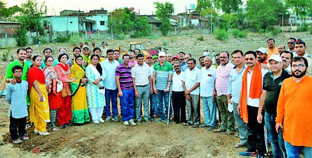 The launch of the cemeteries of the people through public participation | लोकसहभागातून खांबतलाव खोलीकरणाचा शुभारंभ The launch of the cemeteries of the people through public participation | लोकसहभागातून खांबतलाव खोलीकरणाचा शुभारंभ