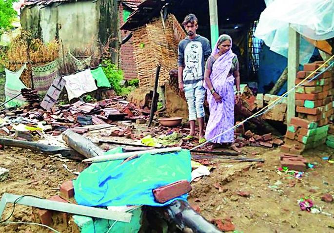The house was not found even though it was raining in the rain | पावसात घर पडले तरी घरकूल मिळाले नाही The house was not found even though it was raining in the rain | पावसात घर पडले तरी घरकूल मिळाले नाही