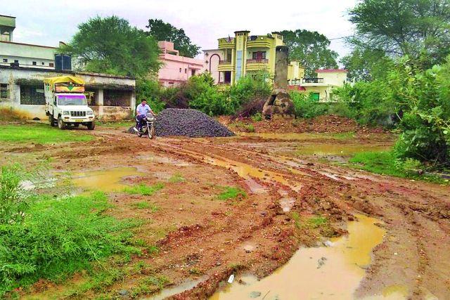 Mud on the road in the mud road | चिखलात रस्ता की रस्त्यात चिखल Mud on the road in the mud road | चिखलात रस्ता की रस्त्यात चिखल