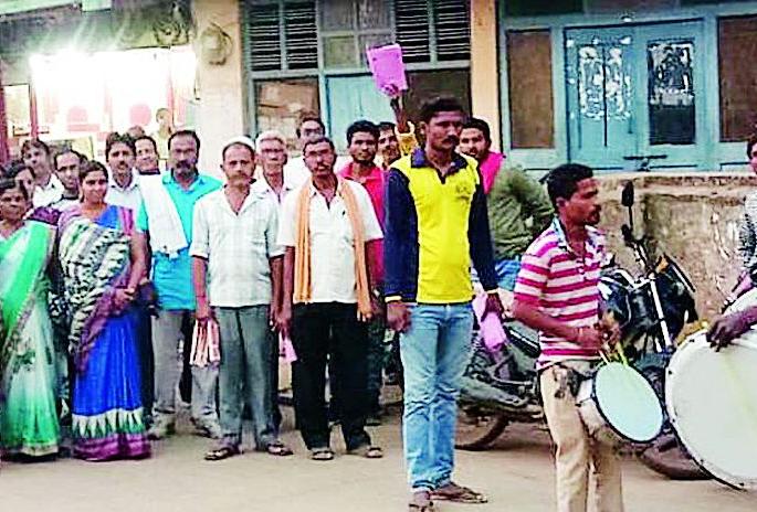 Breakout coconut breaks out on voting | मतदानावर बहिष्काराचा फोडला नारळ