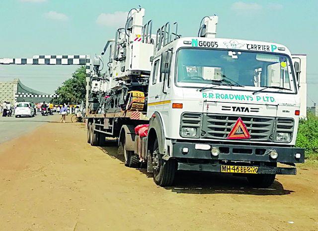 Touch the power wire of the container | कंटेनरचा वीज तारांना स्पर्श