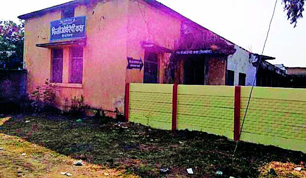 The angels have to be carried on the edge | दिव्यांगांना घेऊन जावे लागते कडेवर The angels have to be carried on the edge | दिव्यांगांना घेऊन जावे लागते कडेवर