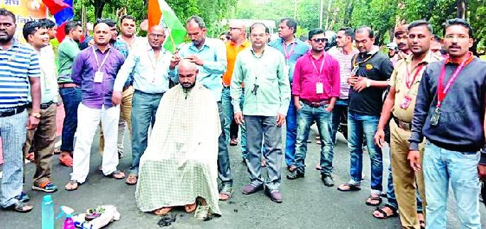 Mundan agitation of armament factory workers | आयुध निर्माणी कर्मचाऱ्यांचे मुंडण आंदोलन