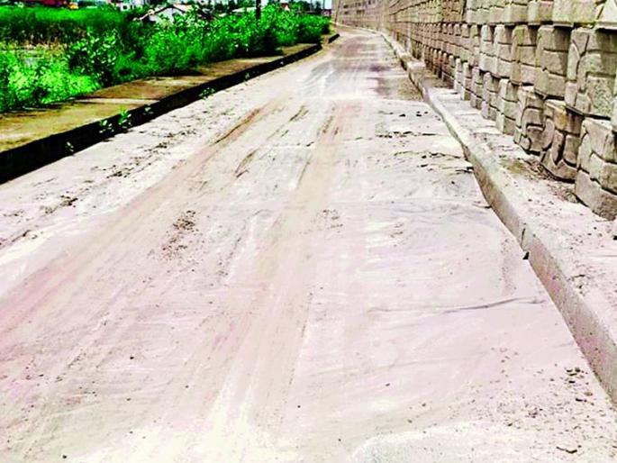 Now the ash slips through the flyover route in the east | आता पूर्व भागातील उड्डाणपूल मार्गातून राख गळती Now the ash slips through the flyover route in the east | आता पूर्व भागातील उड्डाणपूल मार्गातून राख गळती