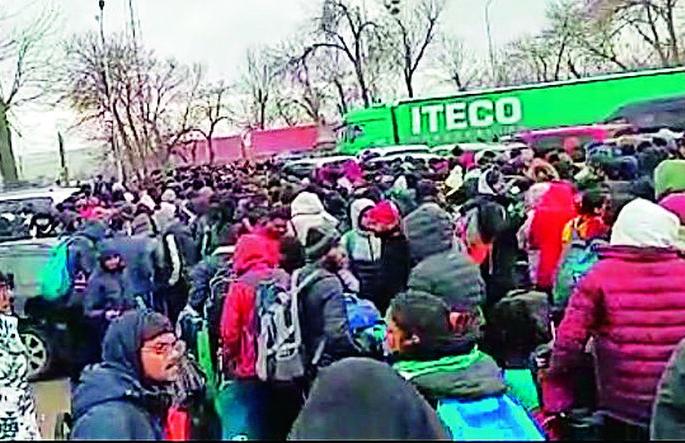 Three at the Romanian airport and two at the Hungarian border | रोमानियाच्या विमानतळावर तीन, तर हंगेरीच्या सीमेवर दोन विद्यार्थी Three at the Romanian airport and two at the Hungarian border | रोमानियाच्या विमानतळावर तीन, तर हंगेरीच्या सीमेवर दोन विद्यार्थी