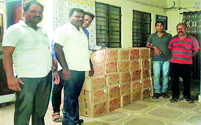 A smuggler caught the country's liquor smugglers | देशी दारूची तस्करी करणारे वाहन पकडले A smuggler caught the country's liquor smugglers | देशी दारूची तस्करी करणारे वाहन पकडले