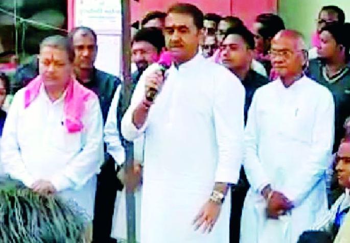 The previous government had given up on farmers or farmers | गत सरकारने शेतकऱ्यांना वाऱ्यावर सोडले होते The previous government had given up on farmers or farmers | गत सरकारने शेतकऱ्यांना वाऱ्यावर सोडले होते