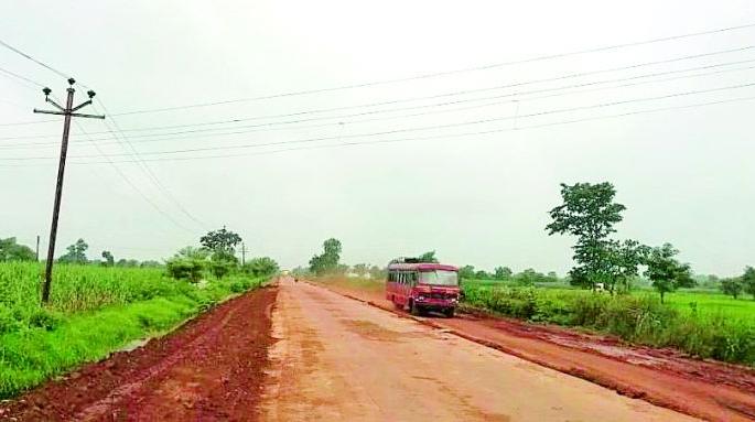Hazardous traffic on the National Highway under electric wires | राष्ट्रीय महामार्गावर लोंबकळणाऱ्या विद्युत तारांखालून धोकादायक वाहतूक Hazardous traffic on the National Highway under electric wires | राष्ट्रीय महामार्गावर लोंबकळणाऱ्या विद्युत तारांखालून धोकादायक वाहतूक