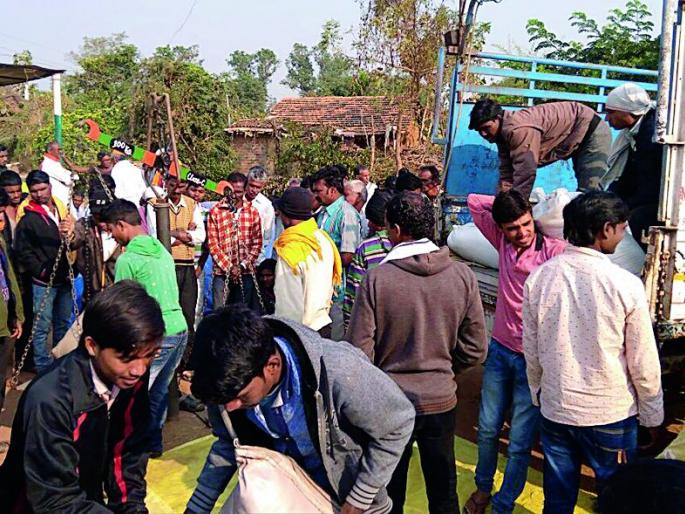 Gramastas caught grenade gossip | ग्रामस्थांनी पकडली धान्याची अफरातफर Gramastas caught grenade gossip | ग्रामस्थांनी पकडली धान्याची अफरातफर