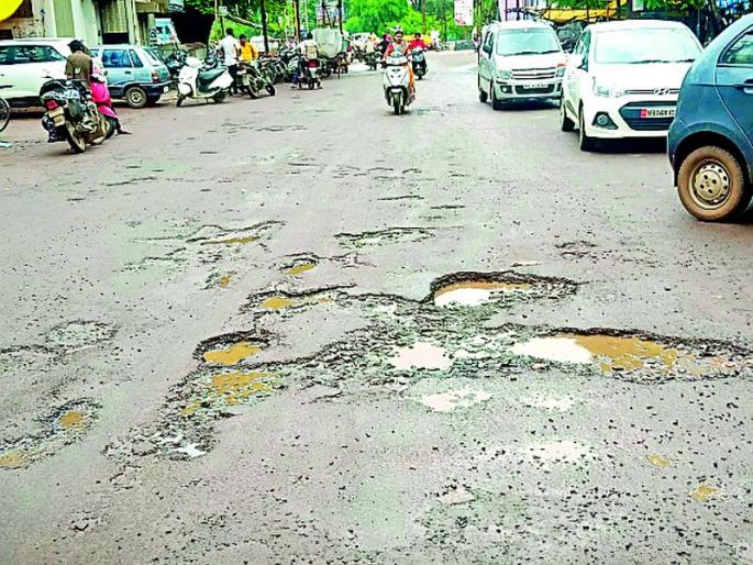 Road damaged in city areas | शहरातील अंतर्गत रस्त्यांचे हाल Road damaged in city areas | शहरातील अंतर्गत रस्त्यांचे हाल