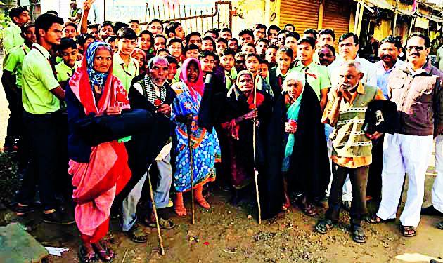 Blanket to beggars | खाऊंच्या पैशातून भिक्षेकरूंना ब्लँकेट